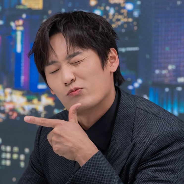Choi Dae-hoon fazendo pose de coração com os dedos