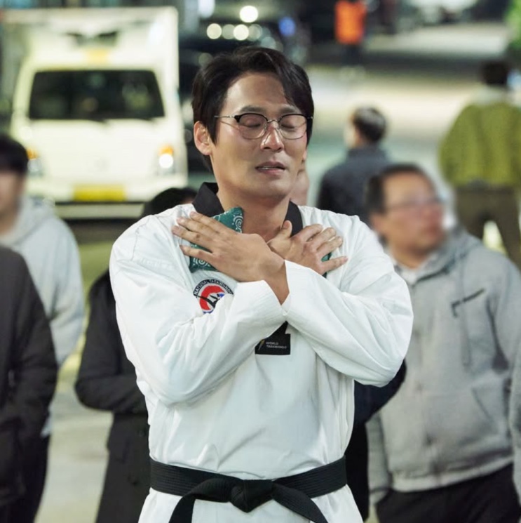 Seong Han-su fazendo a saudação de taekwondo