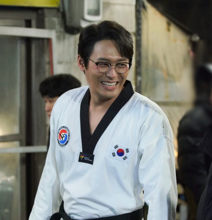 Seong Han-su sorrindo de uniforme de taekwondo