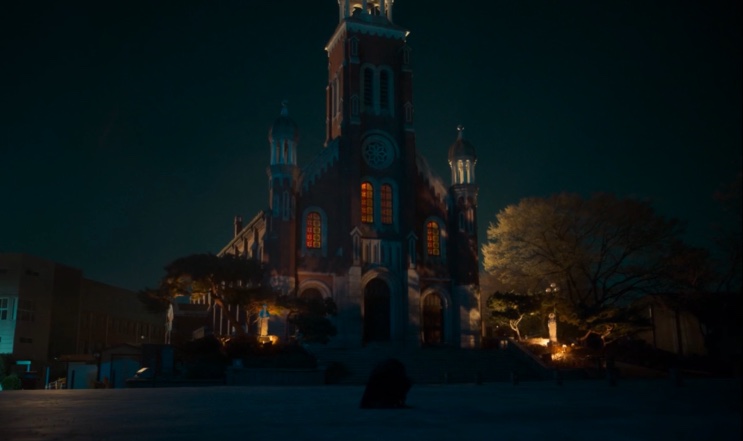 Plano aberto da igreja iluminada à noite em Dark Nuns