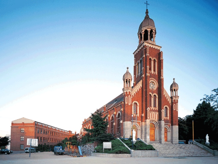 A Catedral de Dapdong de dia, com a fachada de tijolos vermelhos