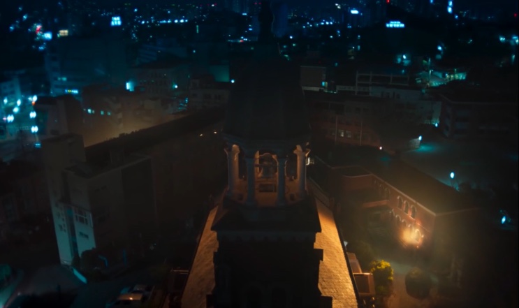 A torre da igreja vista de cima, com a cidade ao fundo, em Dark Nuns