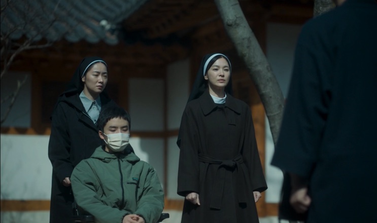 A irmã Unia em cena de Dark Nuns