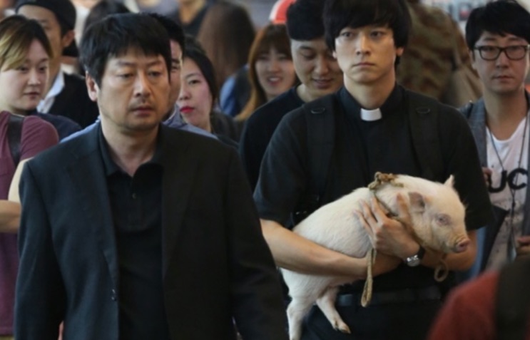 Cena de The Priests, o filme anterior