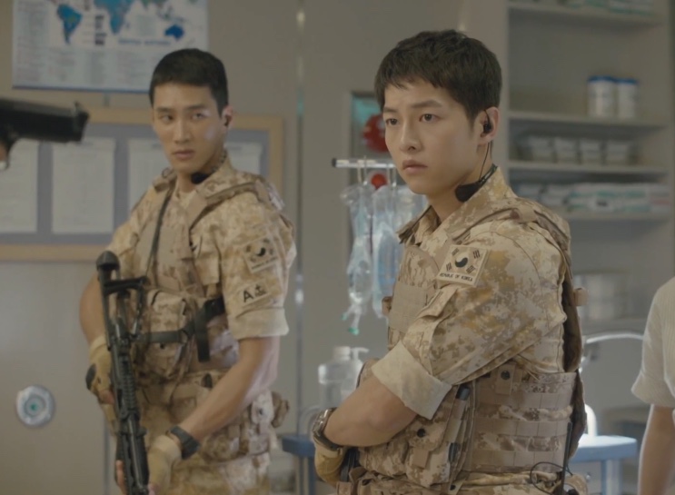Yoo Si-jin e Lim Gwang-nam dentro do hospital de campanha