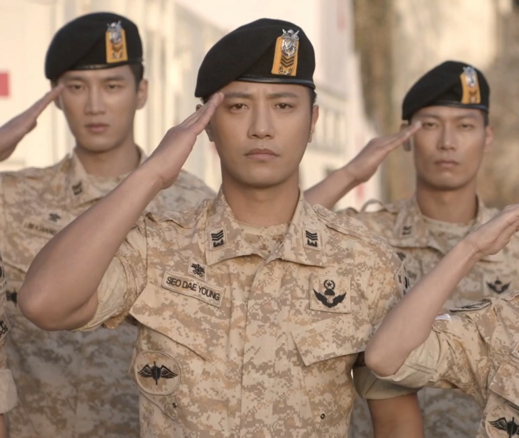 Soldados batendo continência em fila, com Seo Dae-young ao centro