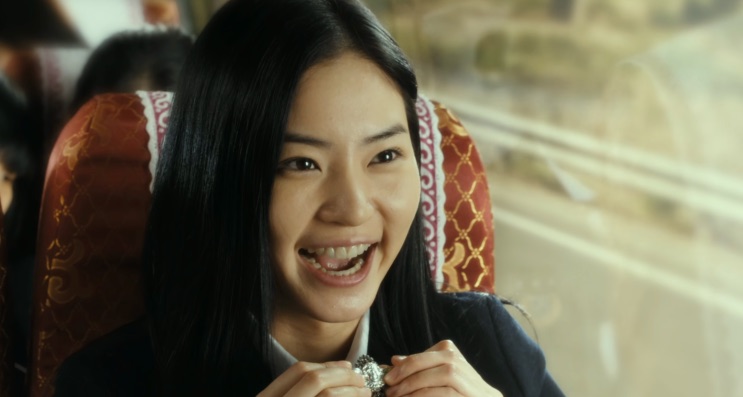 Ju-hee sorrindo no ônibus