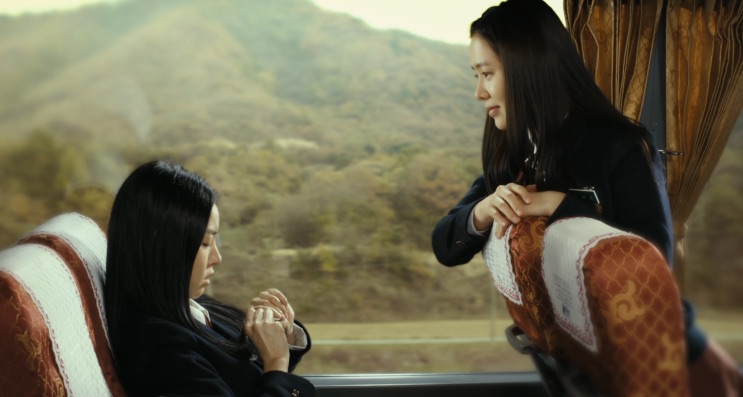 Yeo-ri e Ju-hee no ônibus da excursão