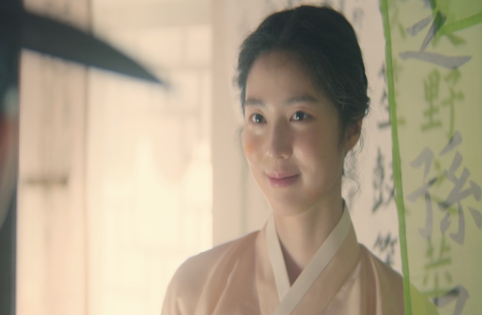 A jovem Cho Yun (Shin So-hyun), de hanbok cor de pêssego, sorrindo, em Escândalo e Intriga