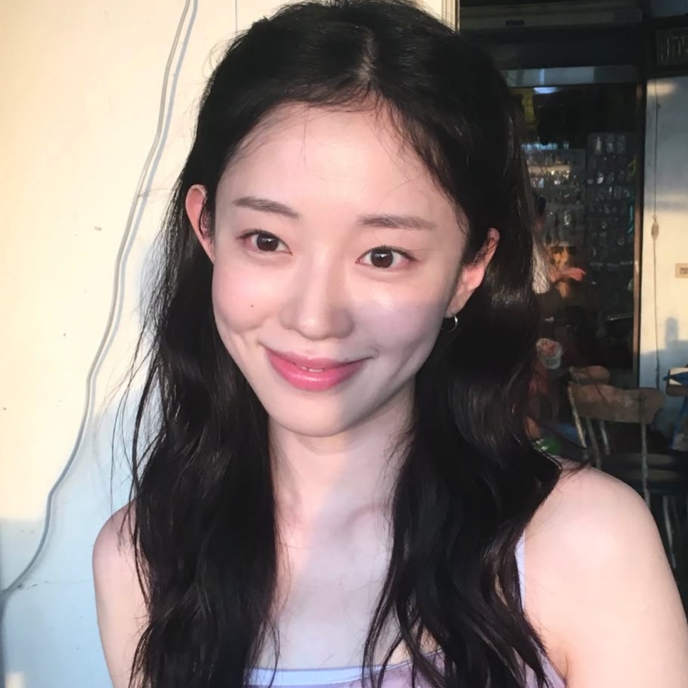 Kim Ji-an, a atriz que faz a Eun-sil em Escândalo e Intriga, sorrindo numa selfie de cabelo solto