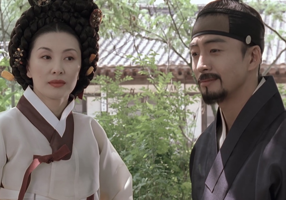 A Senhora Jo e o Jo-won (Bae Yong-joon) conversando num pátio, em Untold Scandal
