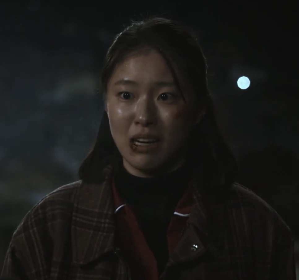 Lee Jeong-ok, de casaco xadrez, gritando no meio da rua à noite, na série Oasis