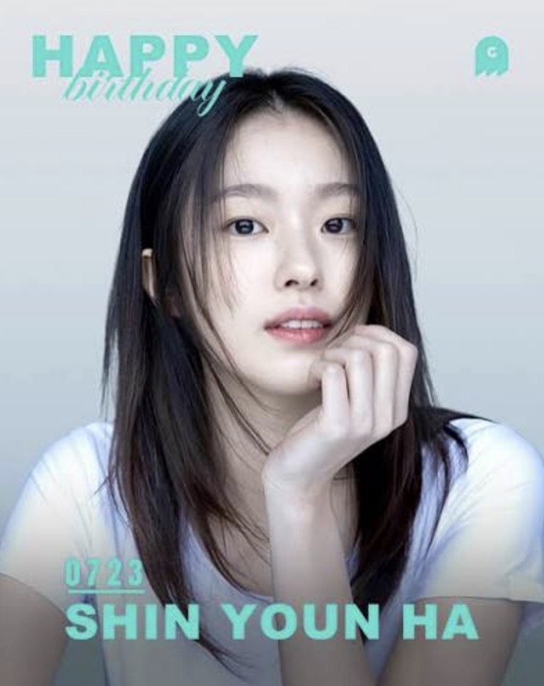 Cartão de aniversário publicado pela agência da Shin Youn-ha, com uma foto dela apoiando o queixo na mão
