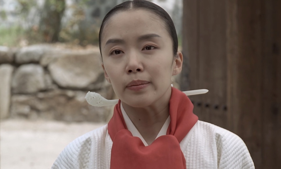 Jeon Do-yeon, no papel da Sukbuin em Untold Scandal, de roupa branca e lenço vermelho, com o cabelo preso