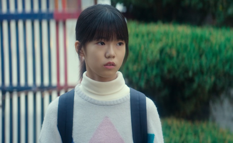 A Eun-jung adolescente olhando para a amiga