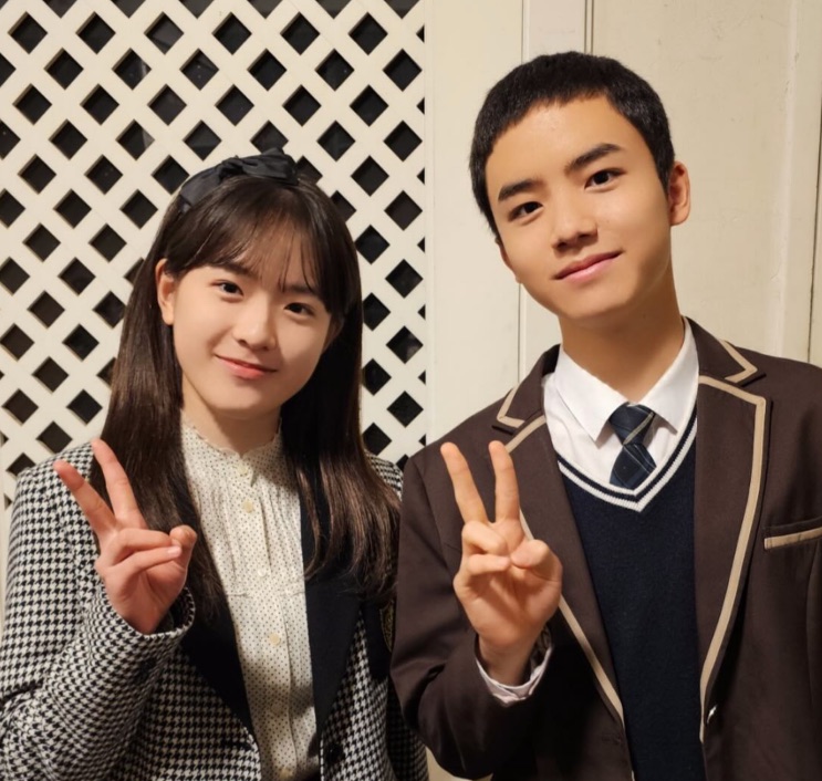 Moon Woo-jin sorrindo