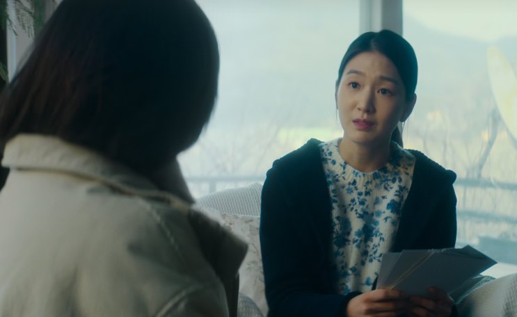 A mãe conversando com Sang-yeon