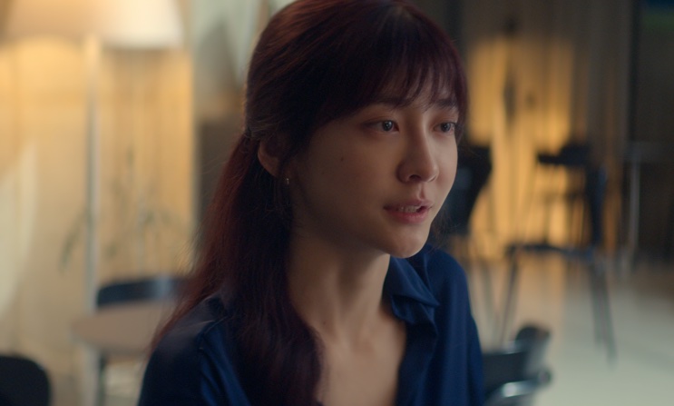 Sang-yeon observando a Eun-jung