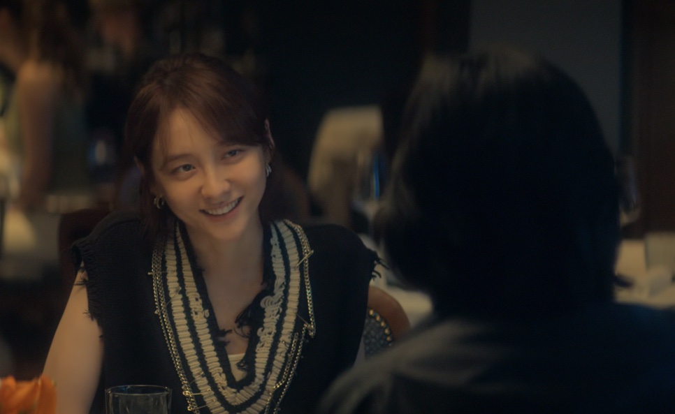 Cheon Sang-yeon sorrindo do outro lado da mesa, de frente para a Eun-jung