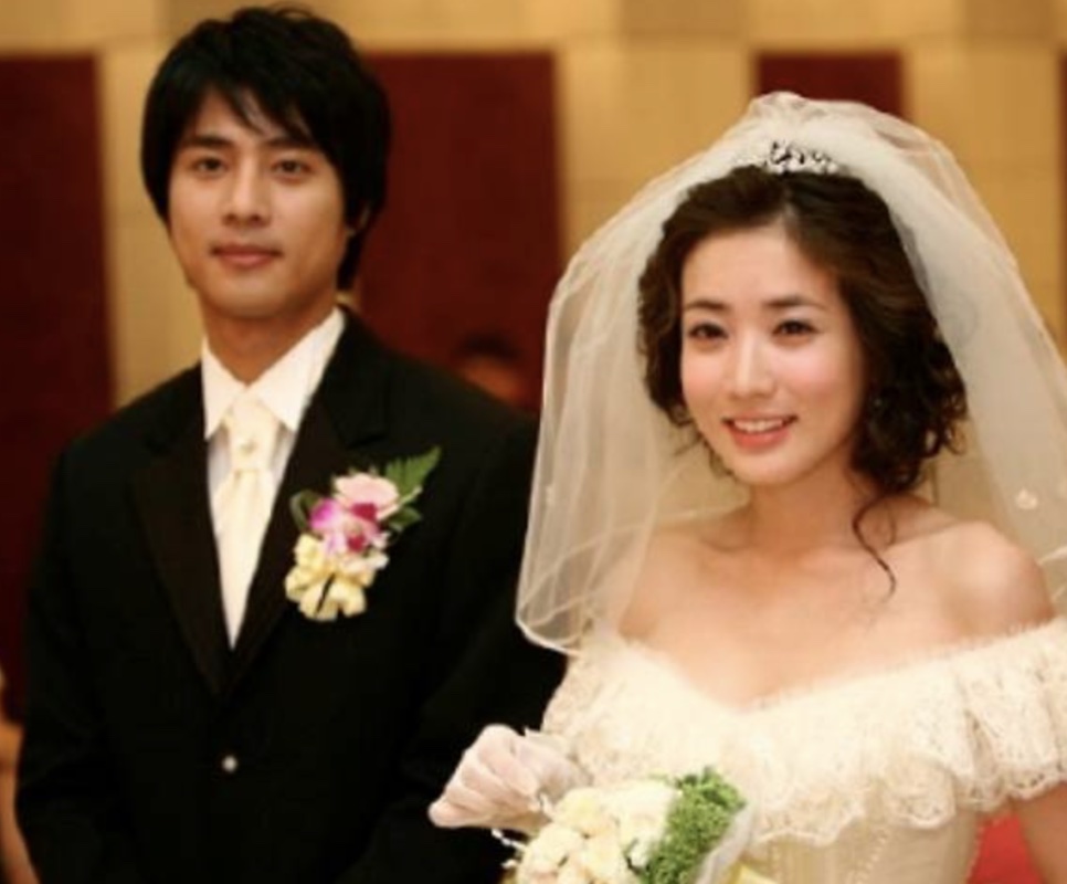 Go Joo-won de terno e Choi Jung-won de vestido de noiva e véu, no casamento de Yoo Il-han e Na Mi-chil