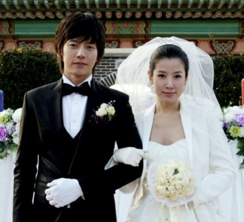 Park Hae-jin de smoking e Lee Tae-ran de vestido de noiva, de braços dados, no casamento de Yeon Ha-nam e Na Seol-chil