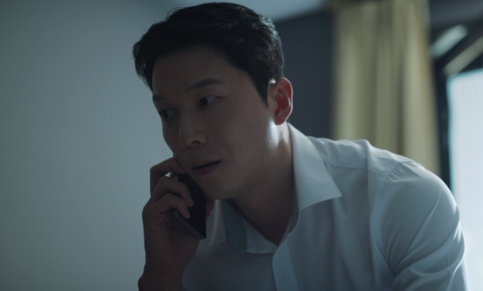Han Jong-hyun de camisa branca, falando ao celular num quarto, em Flex X Cop 2