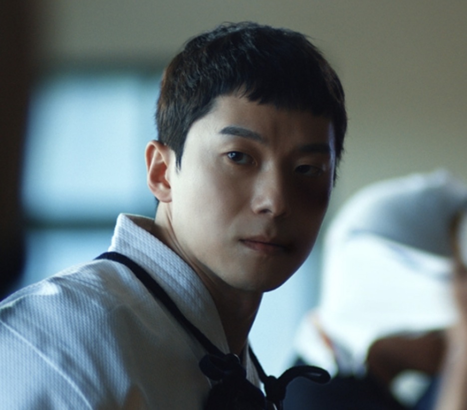 Moon Jin-seung de uniforme de kendo, olhando para o lado, no filme Iron Mask