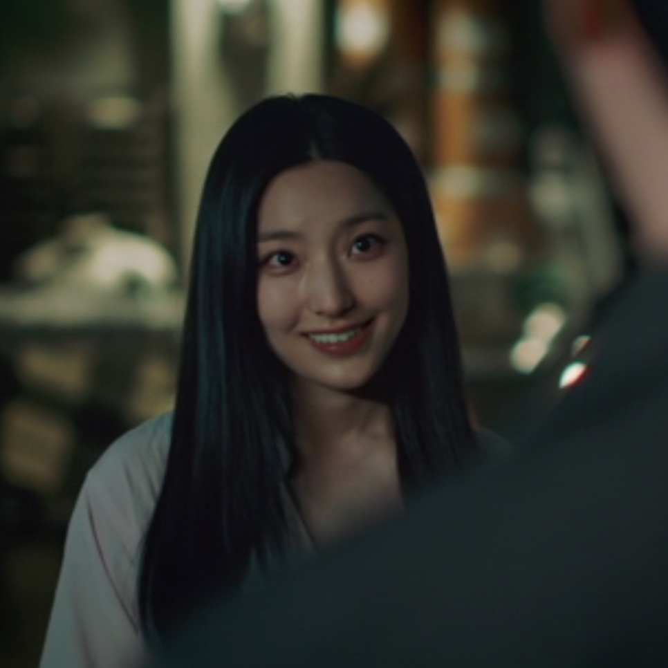 Lee Sae-rom de cabelo comprido e solto, sorrindo, no papel da Song A-reum na 2ª temporada de Flex X Cop