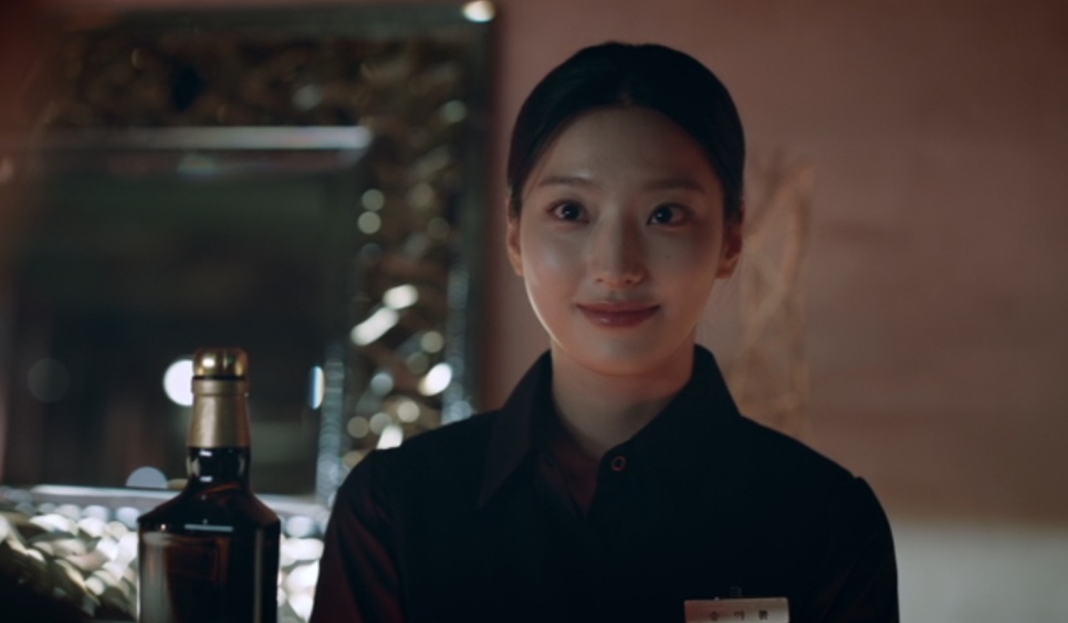 Close da Song A-reum sorrindo no bar, de uniforme preto