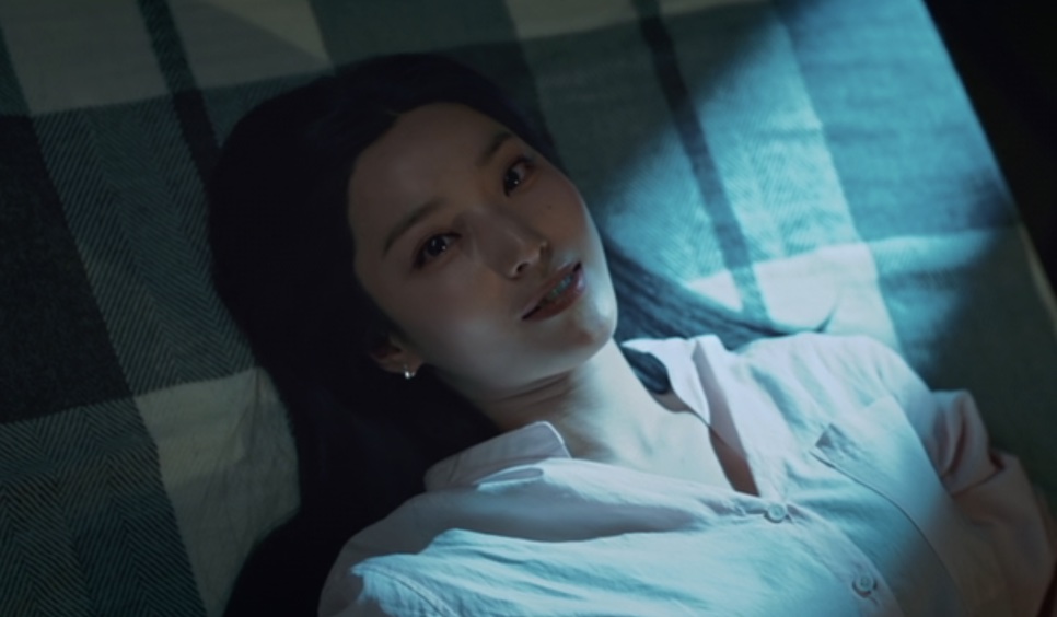 Song A-reum deitada sobre a manta xadrez, olhando para cima