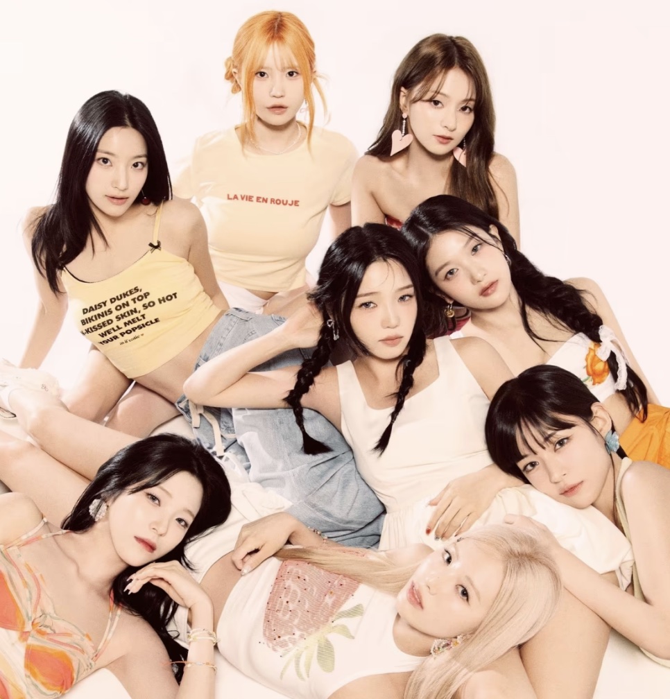 As integrantes do fromis_9 reunidas numa foto de divulgação, com roupas claras