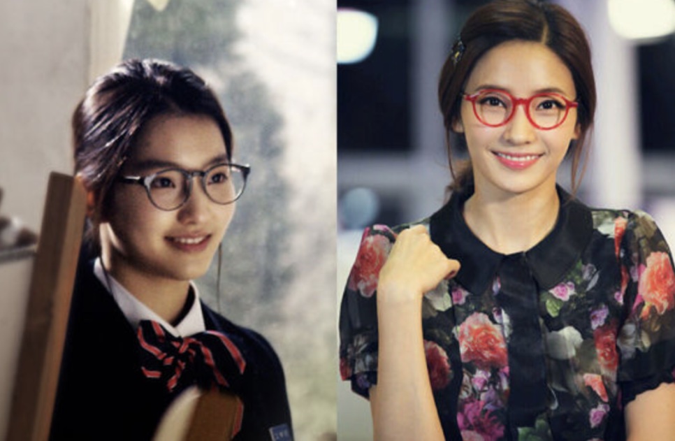 À esquerda, Lee Sae-rom adolescente de óculos e uniforme escolar; à direita, a atriz Han Chae-young de óculos vermelhos e blusa florida