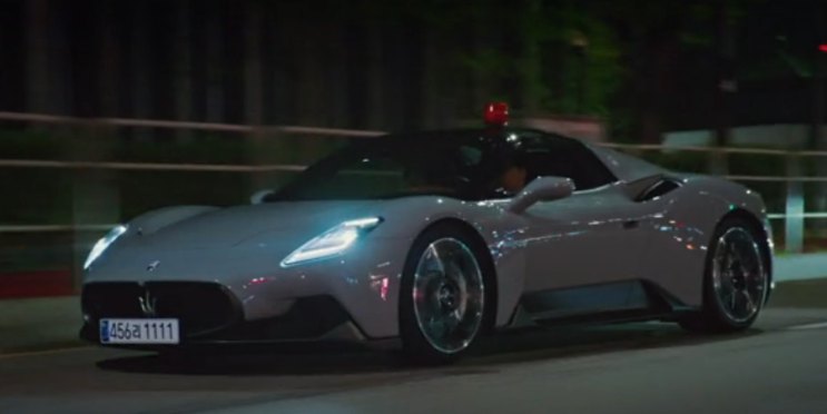 Maserati MC20 Cielo prata, de teto aberto, parada à noite