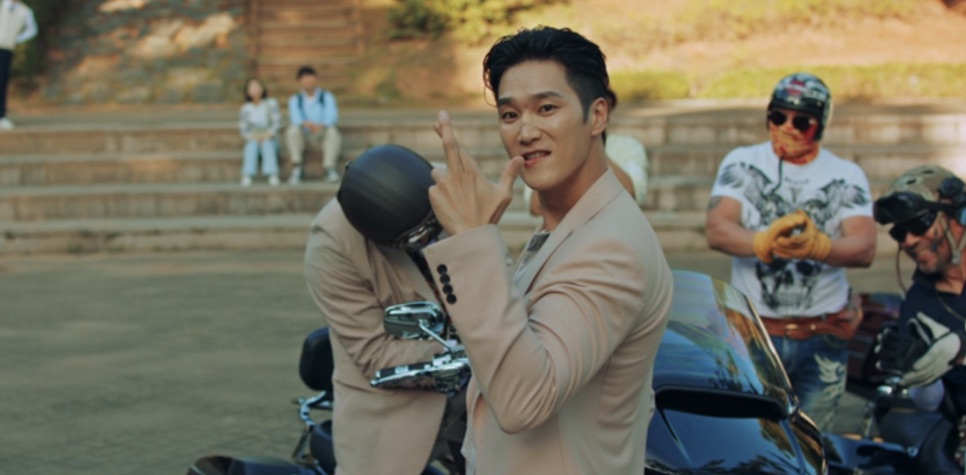 Jin Yi-soo em cena da 1ª temporada de Flex X Cop