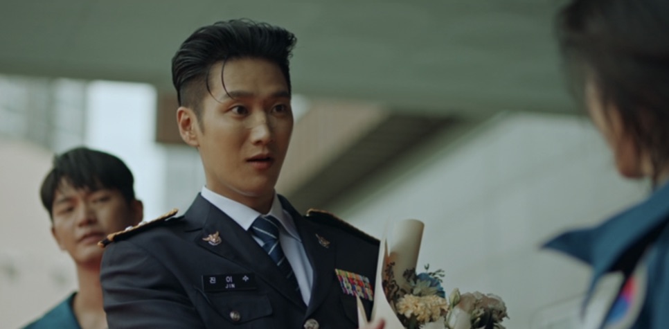 Jin Yi-soo em cena da 1ª temporada de Flex X Cop