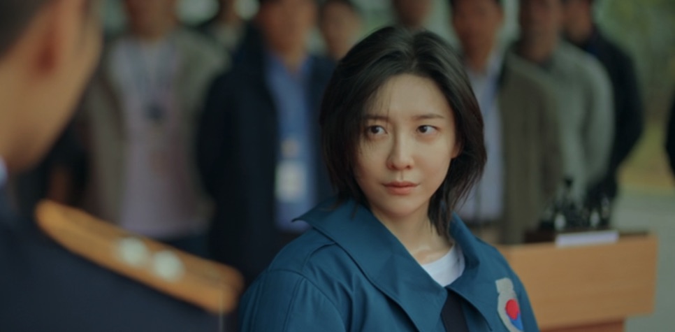 Jin Yi-soo trabalhando como detetive, na 1ª temporada