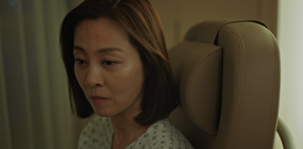 Jo Hee-ja, mãe do Seung-joo, em cena da 1ª temporada