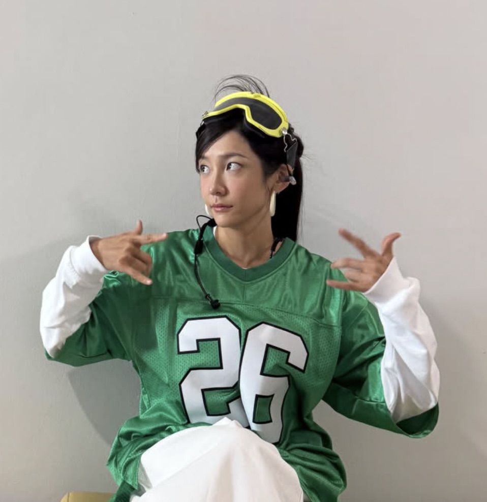 Park Ji-hyun de camisa de time verde com o número 26 e óculos de proteção na cabeça