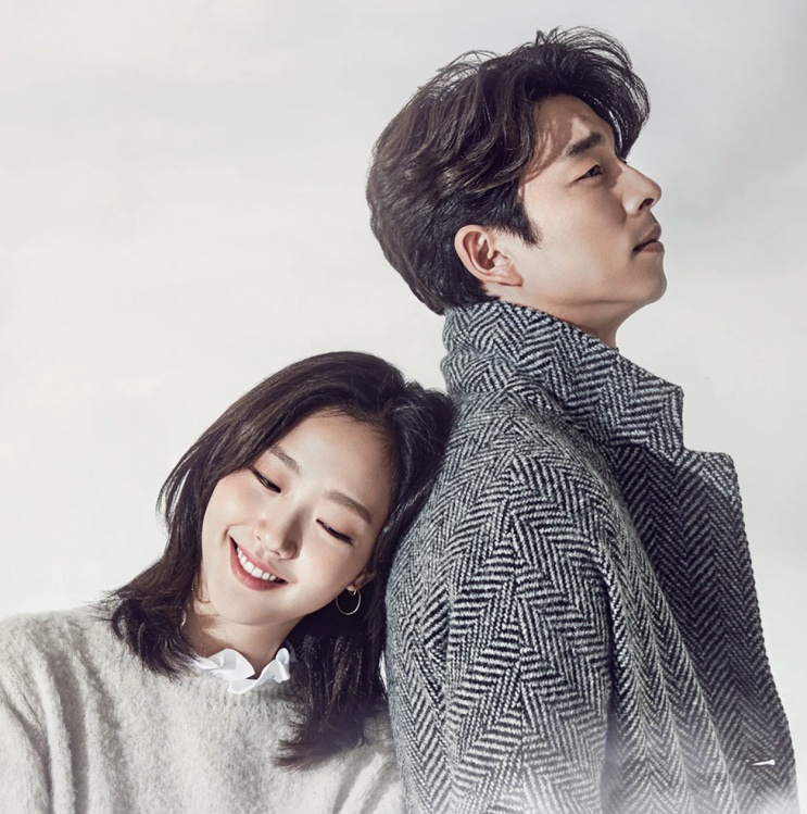 Cena promocional de Goblin com os dois protagonistas encostados de costas um no outro