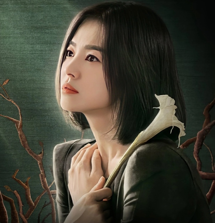 Song Hye-kyo de casaco escuro segurando uma flor branca, em pôster de fundo verde