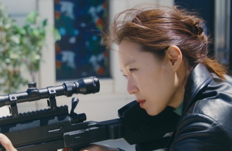 Yoo Bo-na mirando com um rifle de precisão