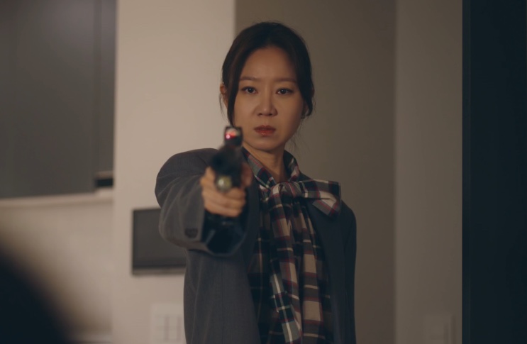 Yoo Bo-na apontando uma pistola