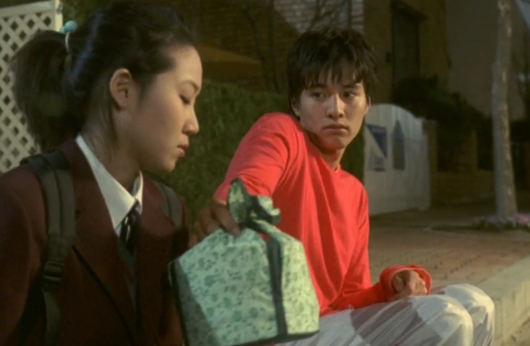 Ha-yeon entregando um embrulho para Yeo-il