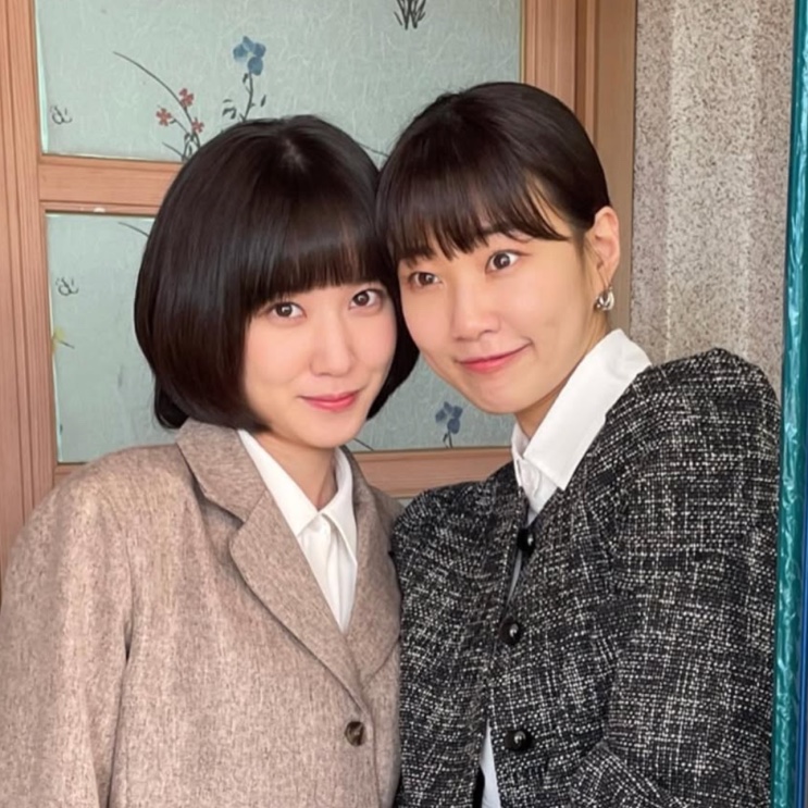 Ha Yoon-kyoung com uma colega de elenco