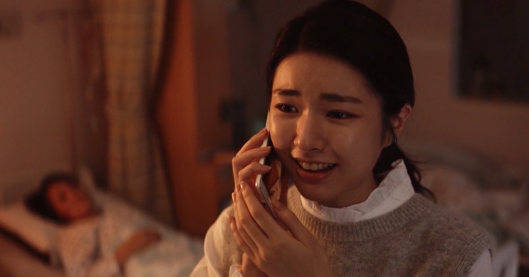 Na Yi-hyeon sorrindo ao telefone