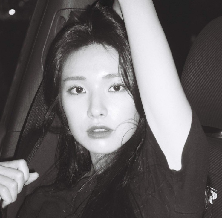 Ha Young em foto preto e branco