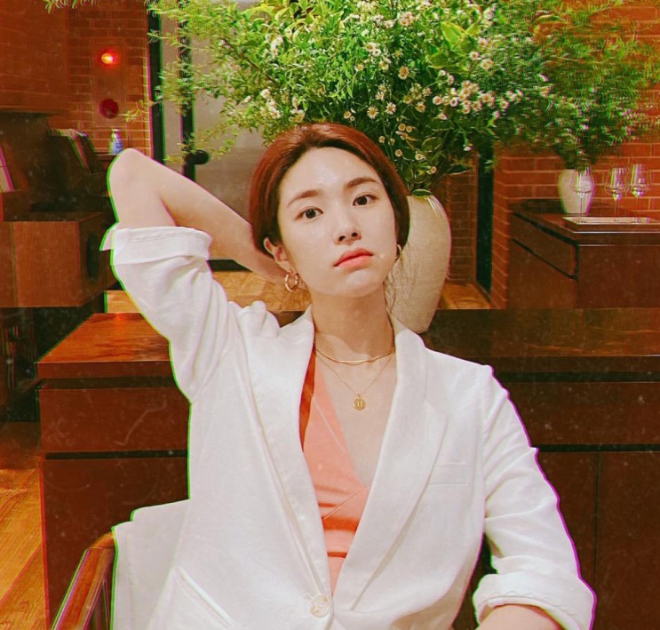 Ha Young de blazer branco