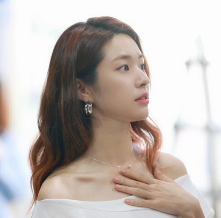 Ha Young de perfil