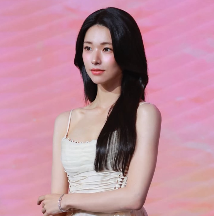 Retrato da atriz Ha Young com vestido claro e fundo rosa