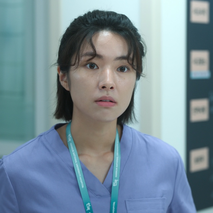 Cheon Jang-mi de uniforme azul de enfermagem, em Heróis de Plantão
